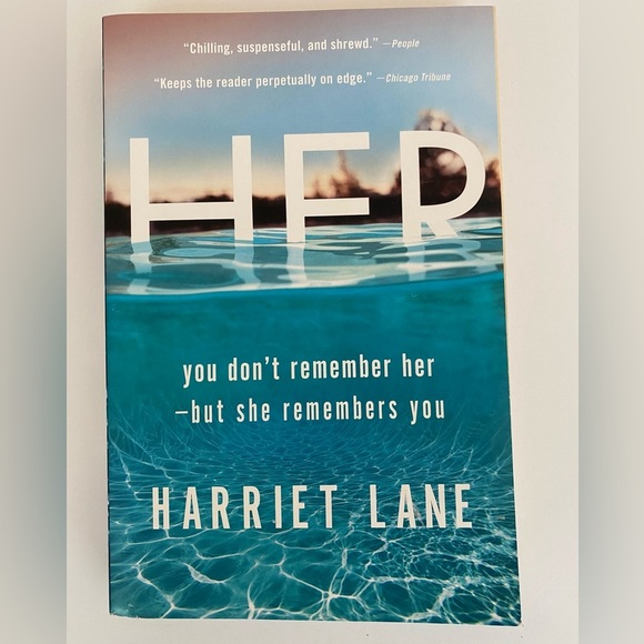 Set of 4 Assorted SoftBack Books by Popular Authors - Great for Any Book Lover - Picture 9 of 11